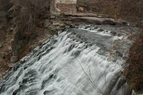 俄亥俄州克利夫兰米尔溪瀑布 — 图库照片