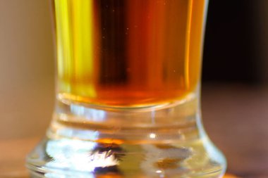 Küçük bir bardak burbon likörü.