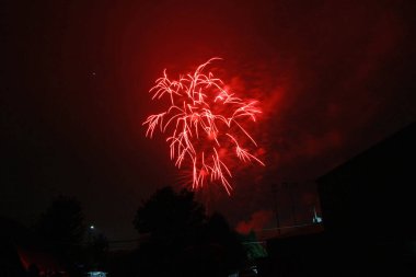 Parlak Patlamalarla Gece Havai fişek Gösterimi