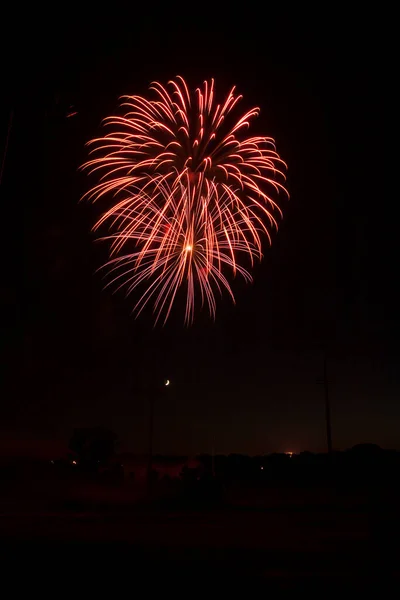 Exhibición Fuegos Artificiales Noche Con Explosiones Brillantes — Foto de Stock