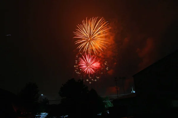 明るい爆発で夜の花火大会 — ストック写真