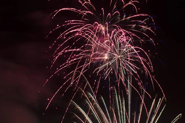 Affichage Feux Artifice Nuit Avec Des Explosions Lumineuses — Photo