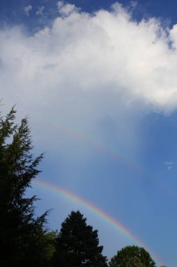 Gökyüzünde bulutlu gökkuşağı