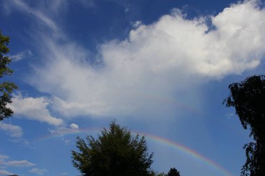 Gökyüzünde bulutlu gökkuşağı