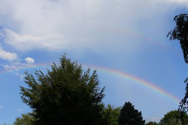 Gökyüzünde bulutlu gökkuşağı