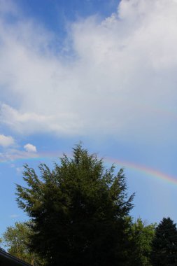 Gökyüzünde bulutlu gökkuşağı
