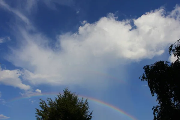 Arcobaleno Nel Cielo Con Nuvole — Foto Stock