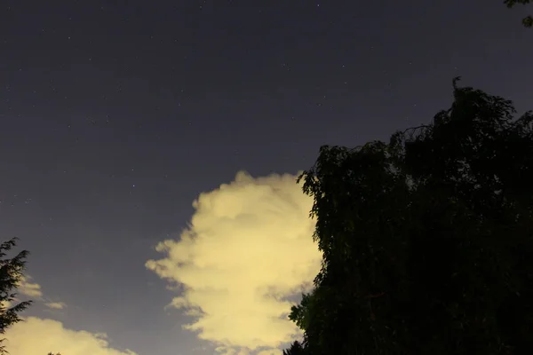 Яркие Облака Ночном Небе — стоковое фото