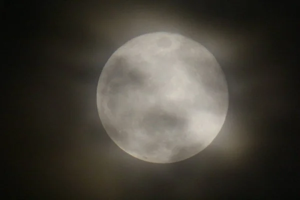 Luna Llena Cubierta Nubes —  Fotos de Stock