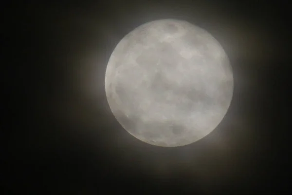 Pełnia Księżyca Pokryta Chmurami — Zdjęcie stockowe
