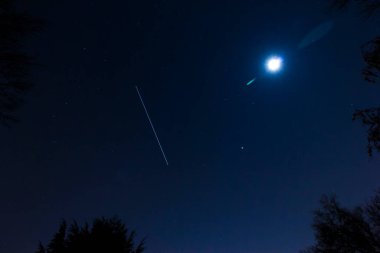 Parlak Ay ve Uydu Işık Yolu