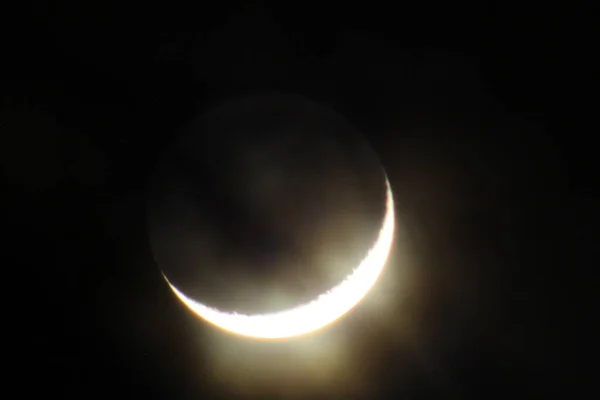 Półksiężyc Wczesnym Wieczorem — Zdjęcie stockowe