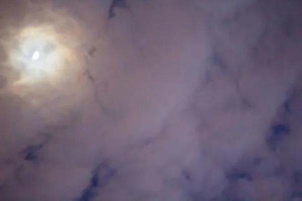 Lua Brilhante Atrás Uma Folha Nuvens — Fotografia de Stock