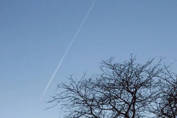 Самолет Летит Высоко Небе — стоковое фото