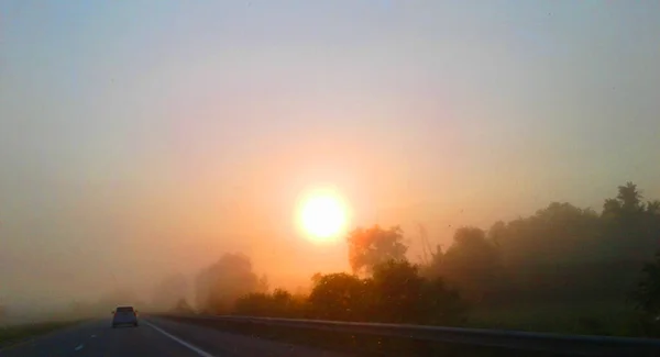 Nebeliger Sonnenaufgang Von Einer Autobahn Aus Gesehen — Stockfoto