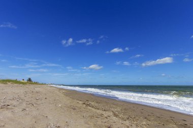 Plajda güneşli bir gün, Fort Pierce, Florida