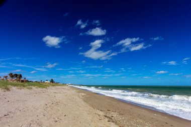 Plajda güneşli bir gün, Fort Pierce, Florida