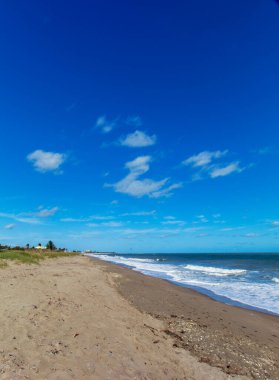 Plajda güneşli bir gün, Fort Pierce, Florida