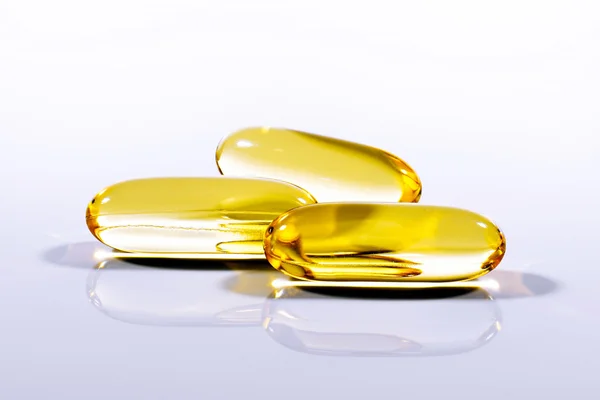 Balık yağı kapsülleri yansıması ile