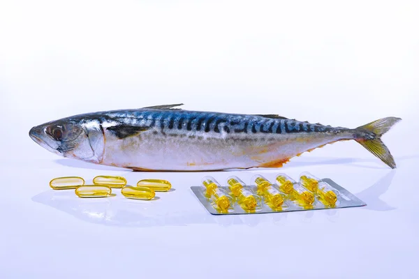 Balık yağı kapsülleri ve uskumru (beyaz arka plan üzerinde balık)
