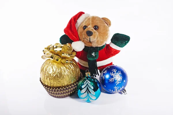 Ayı hediye ve Noel süslemeleri ile Noel Baba gibi giyinmiş 