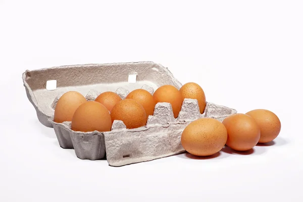 Œufs de poulet en boîte couleur grise sur fond blanc — Photo
