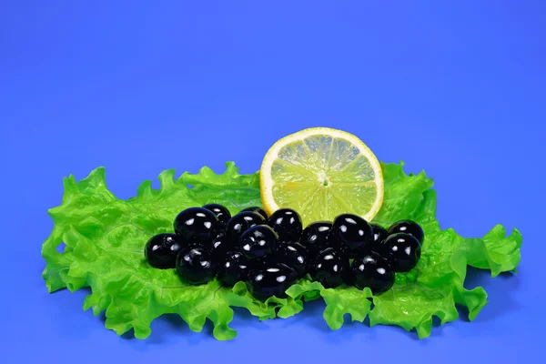 Limon ve levha salata zeytin kara