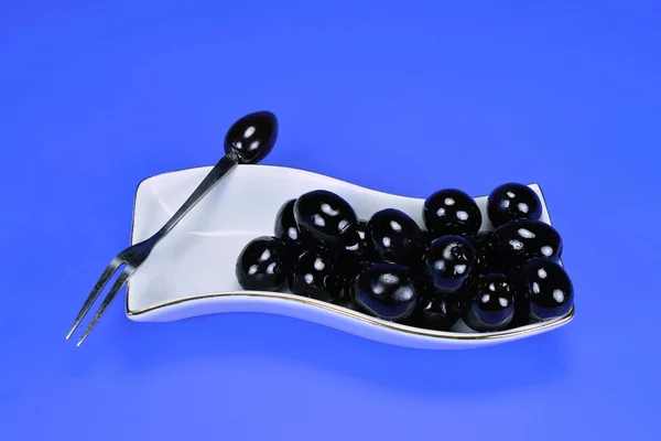 Beyaz bir tabak içinde Siyah Zeytin