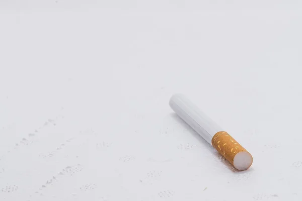 Одна сигарета на белом фоне — стоковое фото
