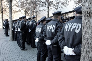 New York Polis Departmanı 9 / 11 anma töreninden mezun oldu.
