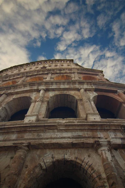 Den Romerske Colosseum Med Dejlig Blå Himmel Med Skyer Bag - Stock-foto