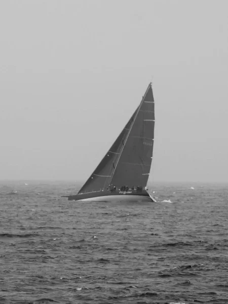 Americas Cup Båt Kämpar Hårda Hav Och Hårda Vindar Utanför — Stockfoto