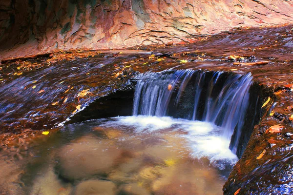 Chorro Agua Corre Sobre Bache Parque Nacional Zion — Foto de Stock