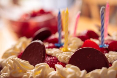 Bulanık bir geçmişi olan bir doğum günü pastasının yakın çekimi.