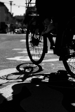 Yüksek kontrastlı ve güçlü gölgeleri olan siyah beyaz bir görüntü.