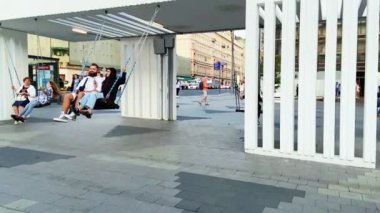 Orkestra akşamları parkta çalıyor.