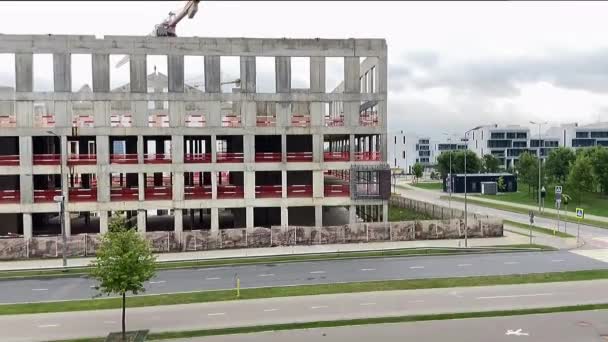 Gebouw Aanbouw Kraan Rijden Grote Vrachtwagens Beton Mixe — Stockvideo