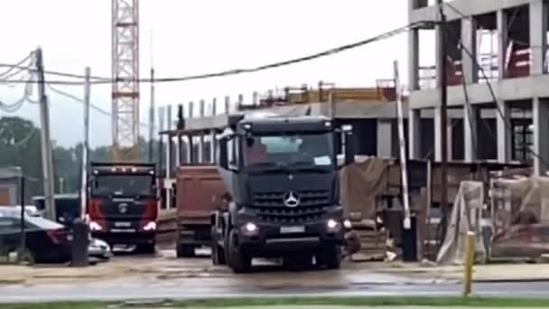 Edificio Construcción Trabajo Grúa Conducción Camiones Grandes Mezcla Hormigón — Vídeos de Stock