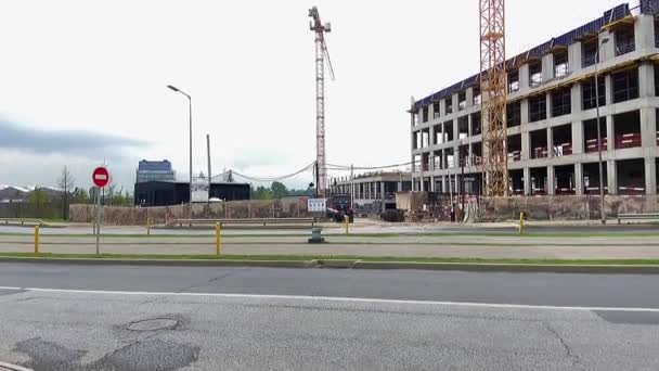 Gebouw Aanbouw Kraan Rijden Grote Vrachtwagens Beton Mixe — Stockvideo