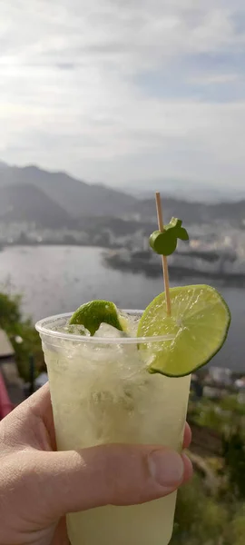 Şekerli Somun 'da geleneksel Brezilya içkisi Caipirinha. 