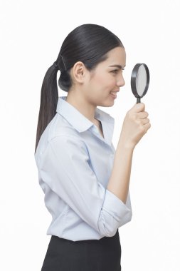 Büyüteç'i beyaz zemin üzerine izole iş kadın bak bir