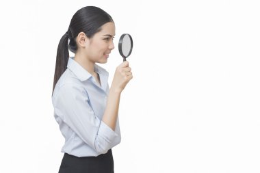 Büyüteç'i beyaz zemin üzerine izole iş kadın bak bir