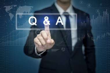 Sanal ekran butonuna Q & A dokunmadan işadamı el
