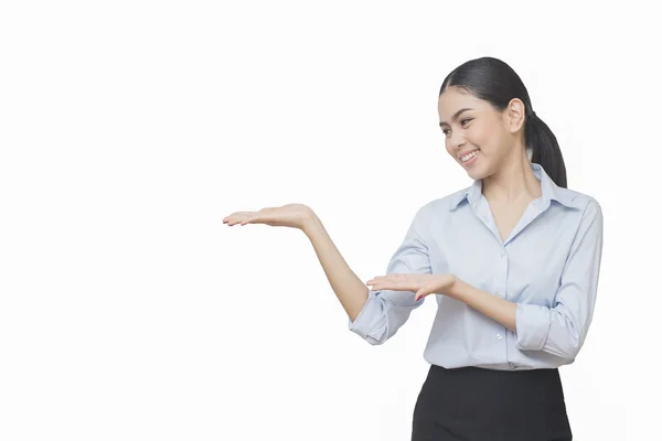 Geschäftsfrau zeigen etwas Isoliertes auf weißem Hintergrund, Asien — Stockfoto