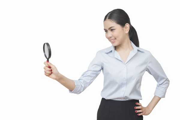 Zakelijke vrouw zoeken in Vergrootglas geïsoleerd op een witte achtergrond, een — Stockfoto