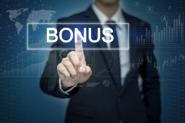 Sanal ekran butonuna bonus dokunmadan işadamı el