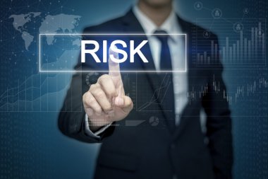 Sanal ekran butonuna risk dokunmadan işadamı el