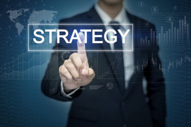 Sanal ekranda iş adamı elle dokunmatik strateji düğmesi