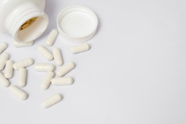 hapları üzerinde beyaz şişe