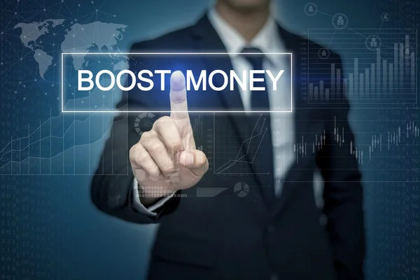 Бізнесмен торкається кнопки BOOST MONEY на віртуальному екрані — стокове фото